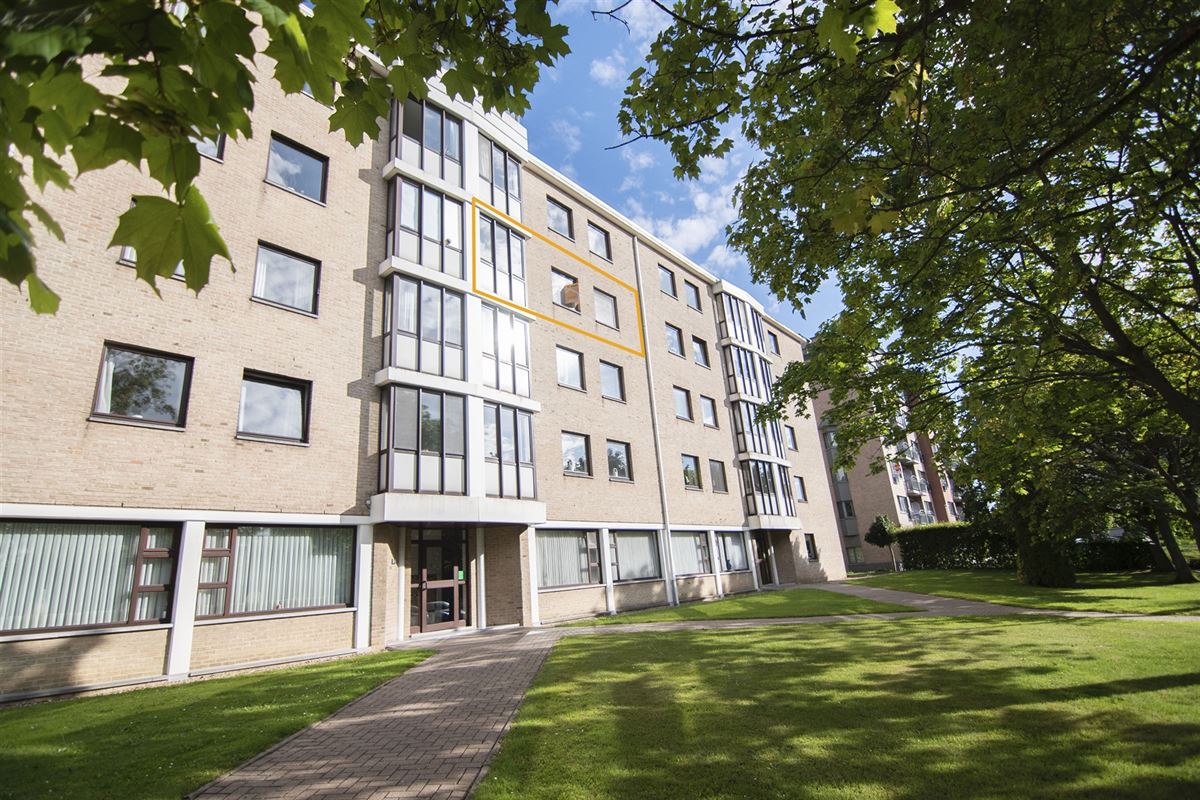 Appartement met twee slaapkamers, terras en garage.