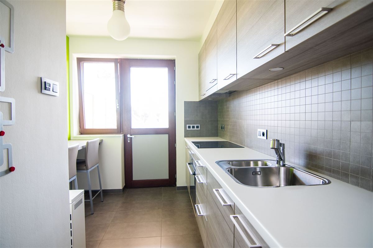 Appartement met twee slaapkamers, terras en garage.