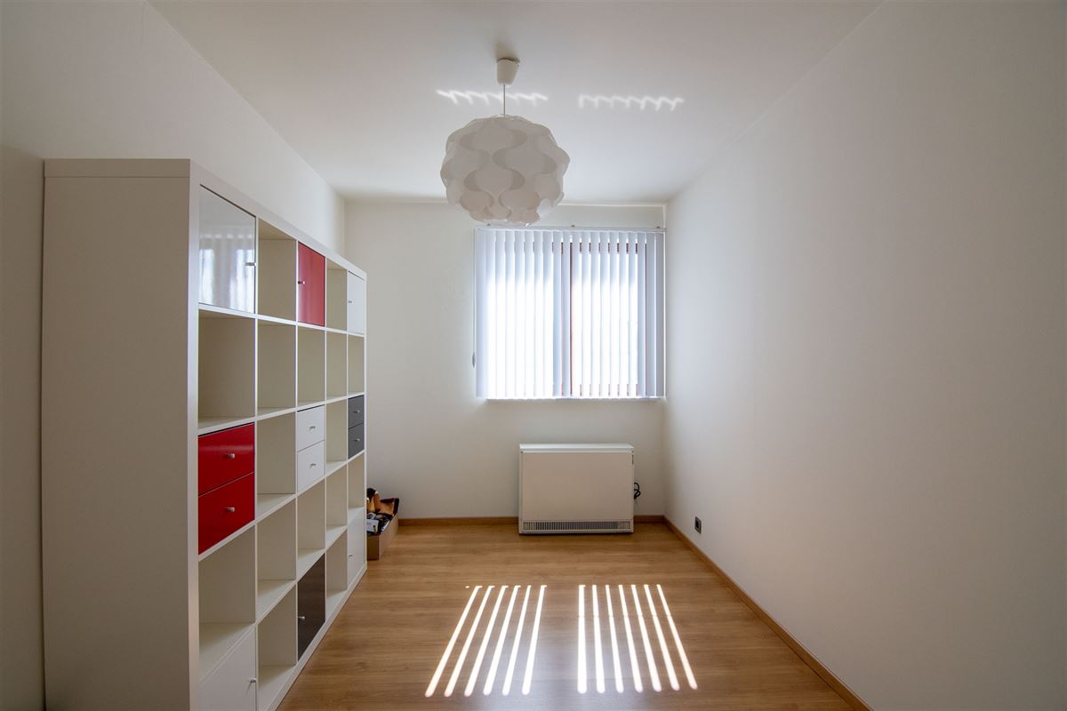 Appartement met twee slaapkamers, terras en garage.