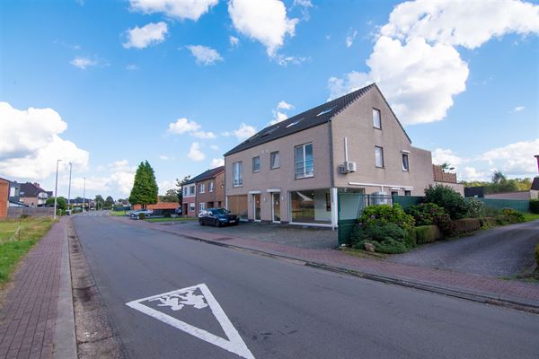 HANDELSGELIJKVLOERS MET MAGAZIJN, KELDER EN GARAGE.