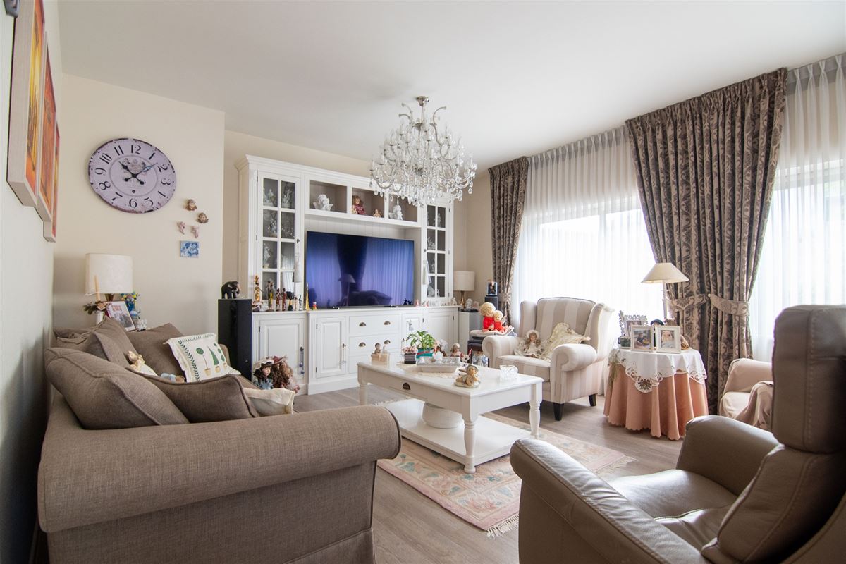 Bijzonder ruim appartement met maar liefst 158 m2 en 3 slpk.