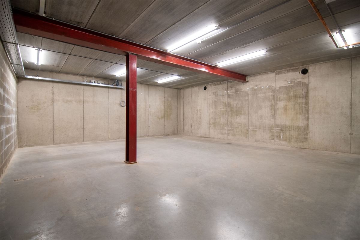 HANDELSGELIJKVLOERS MET MAGAZIJN, KELDER EN GARAGE.