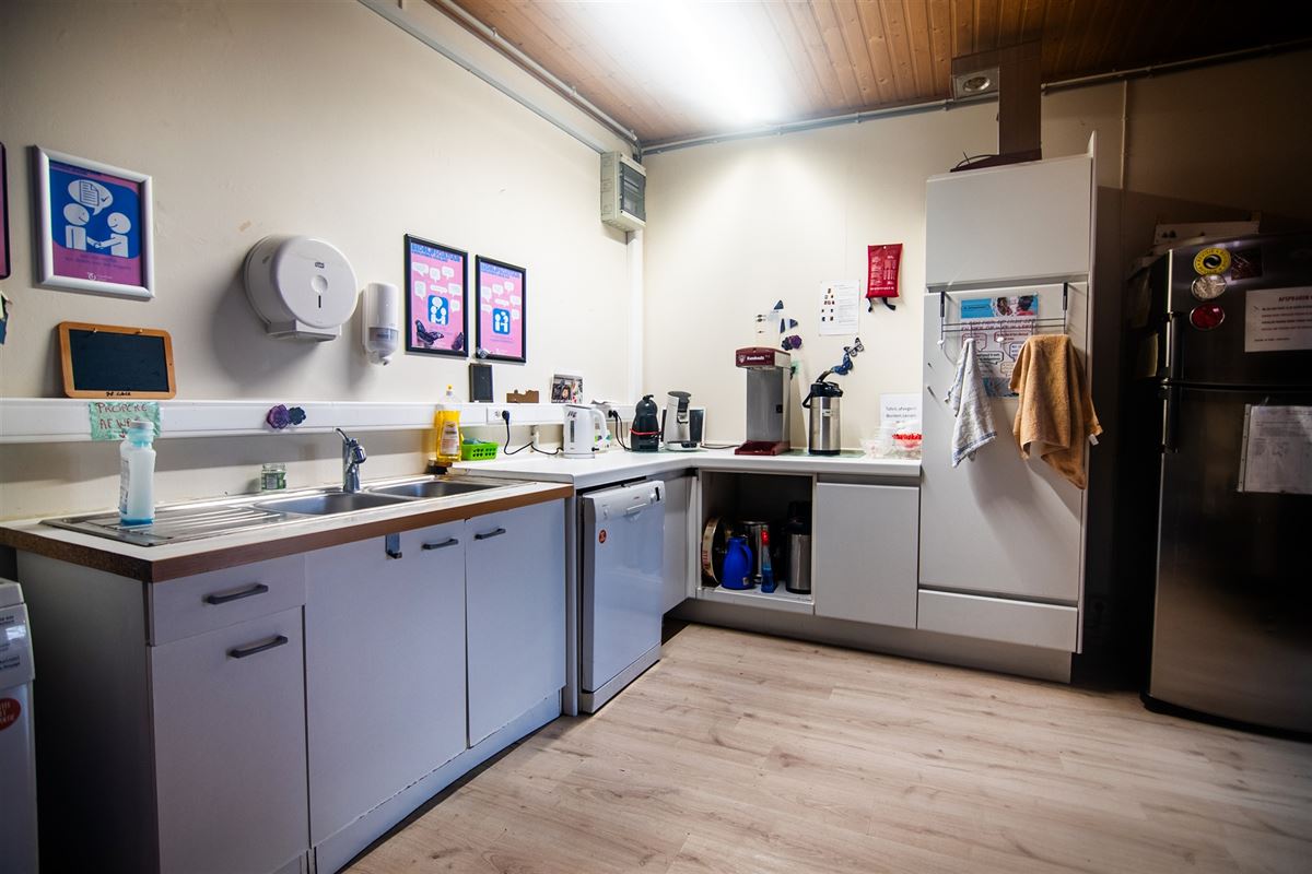 Handelspand van 1.400m2 en 18 parkings, pal in het centrum!