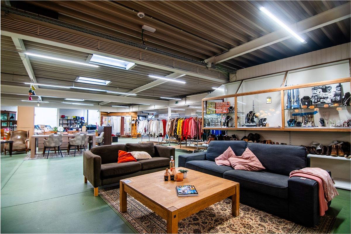 Handelspand van 1.400m2 en 18 parkings, pal in het centrum!