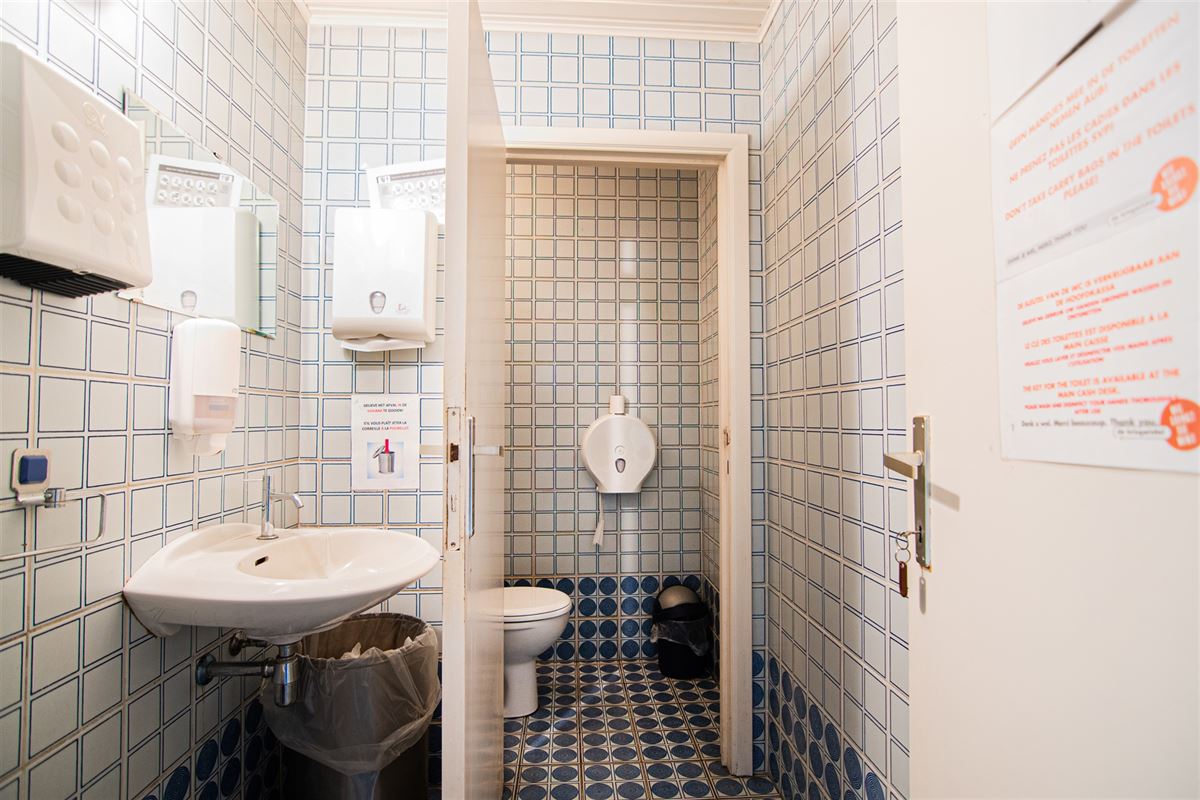 Handelspand van 1.400m2 en 18 parkings, pal in het centrum!