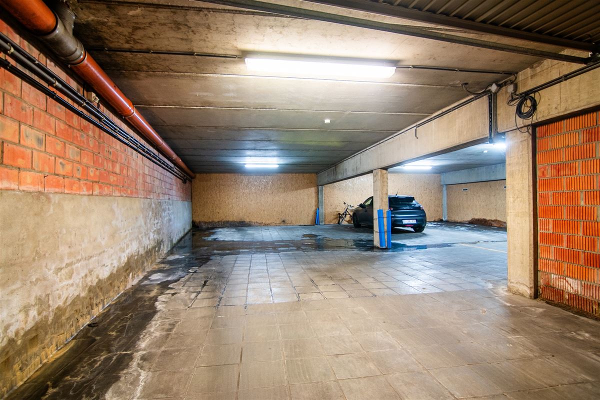 Handelspand van 1.400m2 en 18 parkings, pal in het centrum!