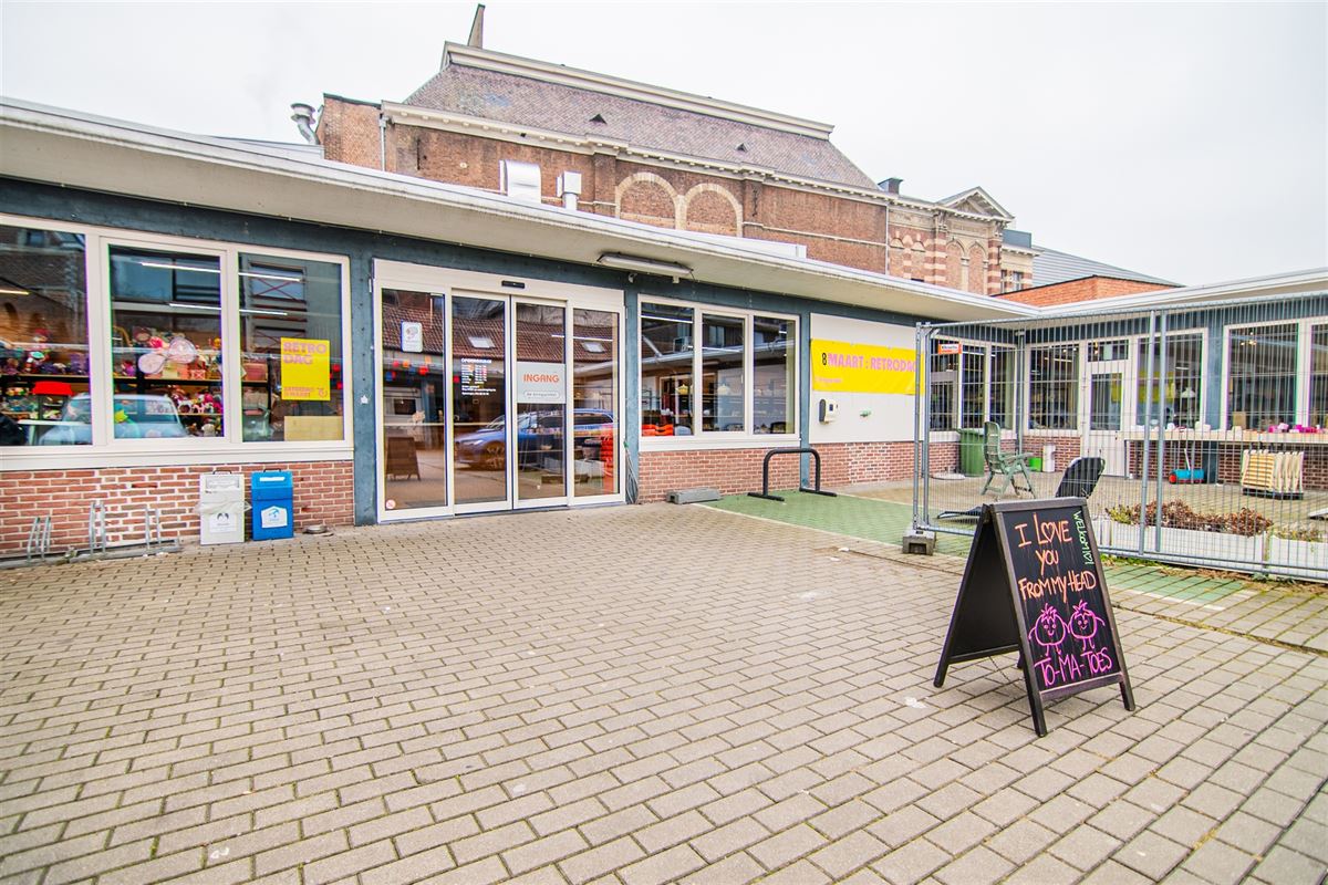 Handelspand van 1.400m2 en 18 parkings, pal in het centrum!