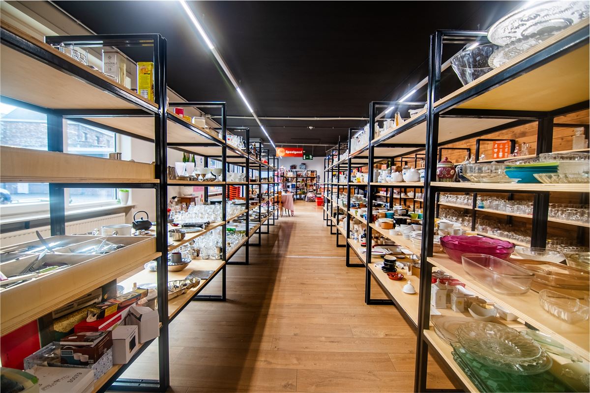 Handelspand van 1.400m2 en 18 parkings, pal in het centrum!