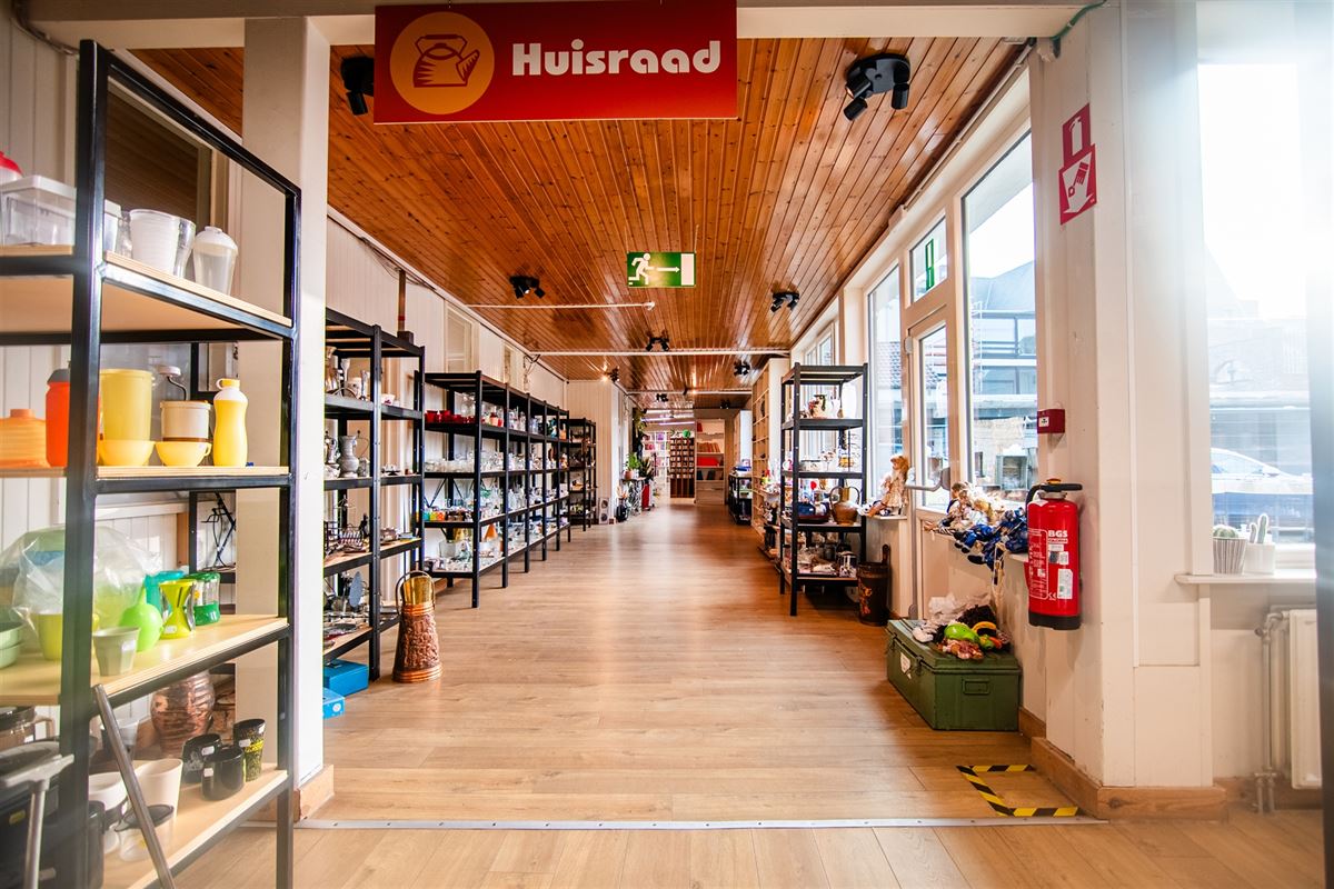 Handelspand van 1.400m2 en 18 parkings, pal in het centrum!