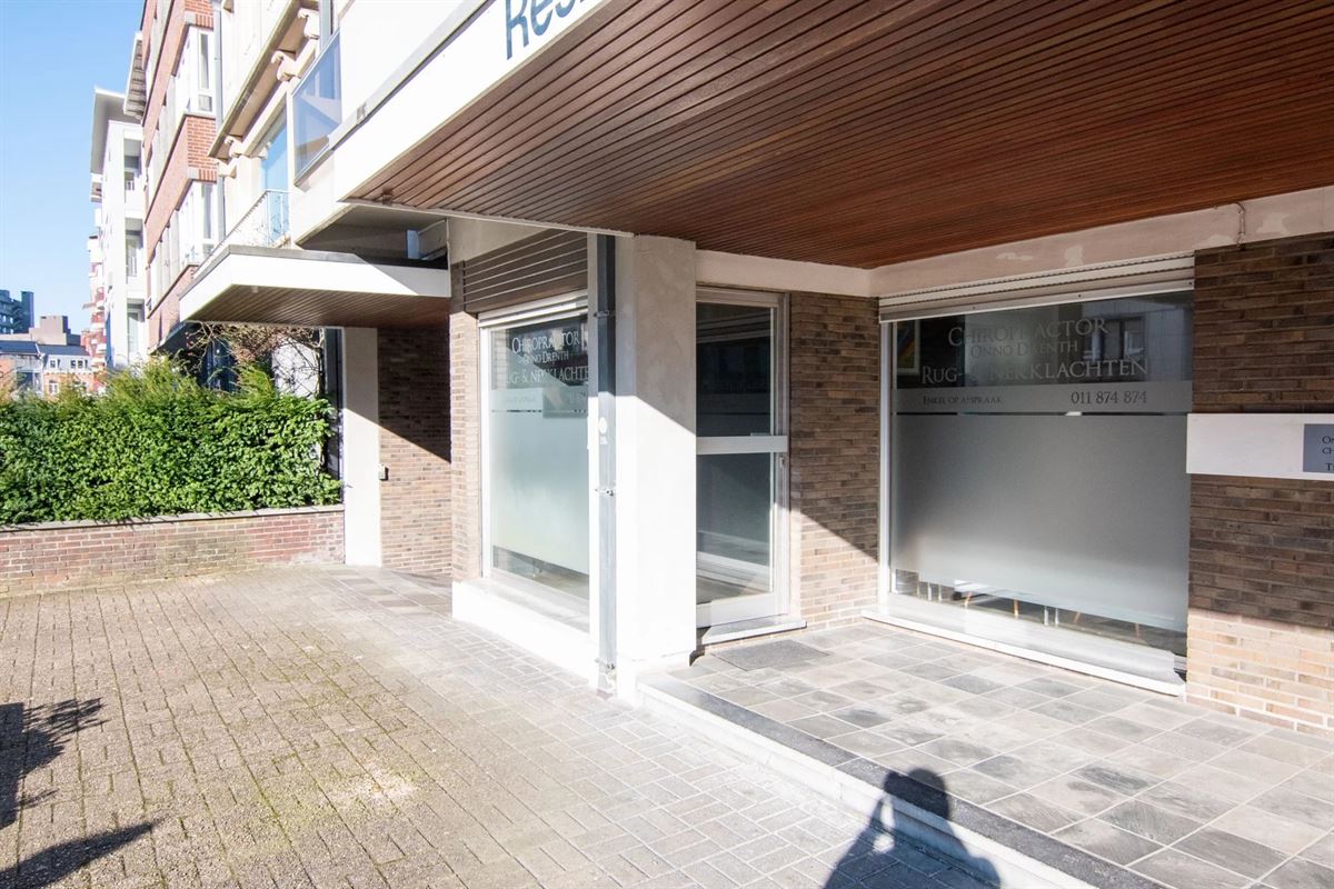 PRAKTIJK-/KANTOORRUIMTE TEGENOVER HET ZIEKENHUIS!