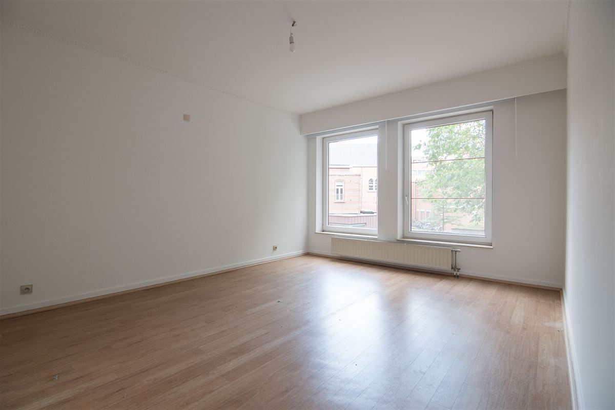 Ruim appartement met twee zeer ruime slaapkamers en terras!