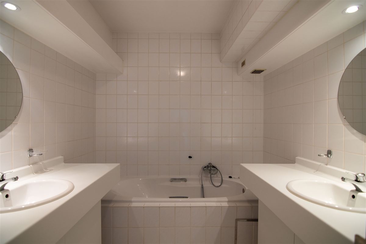 Ruim appartement met twee zeer ruime slaapkamers en terras!