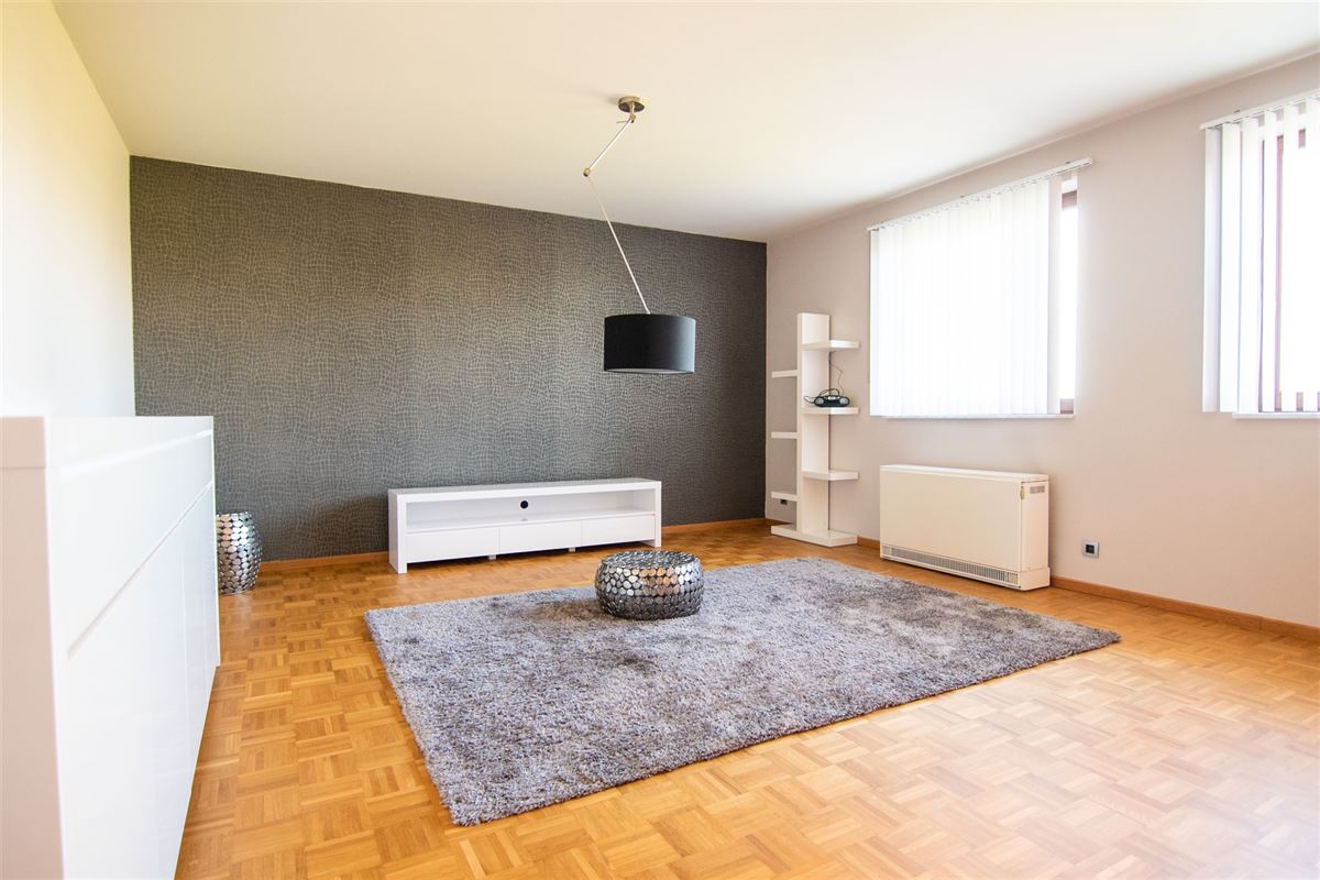 Appartement met twee slaapkamers, terras en garage.