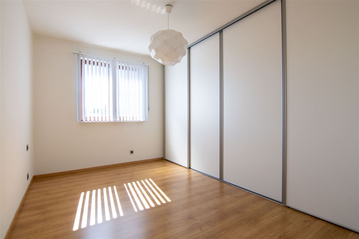 Appartement met twee slaapkamers, terras en garage.