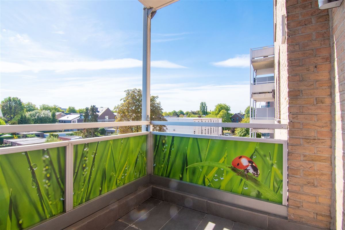 Appartement met twee slaapkamers, terras en garage.