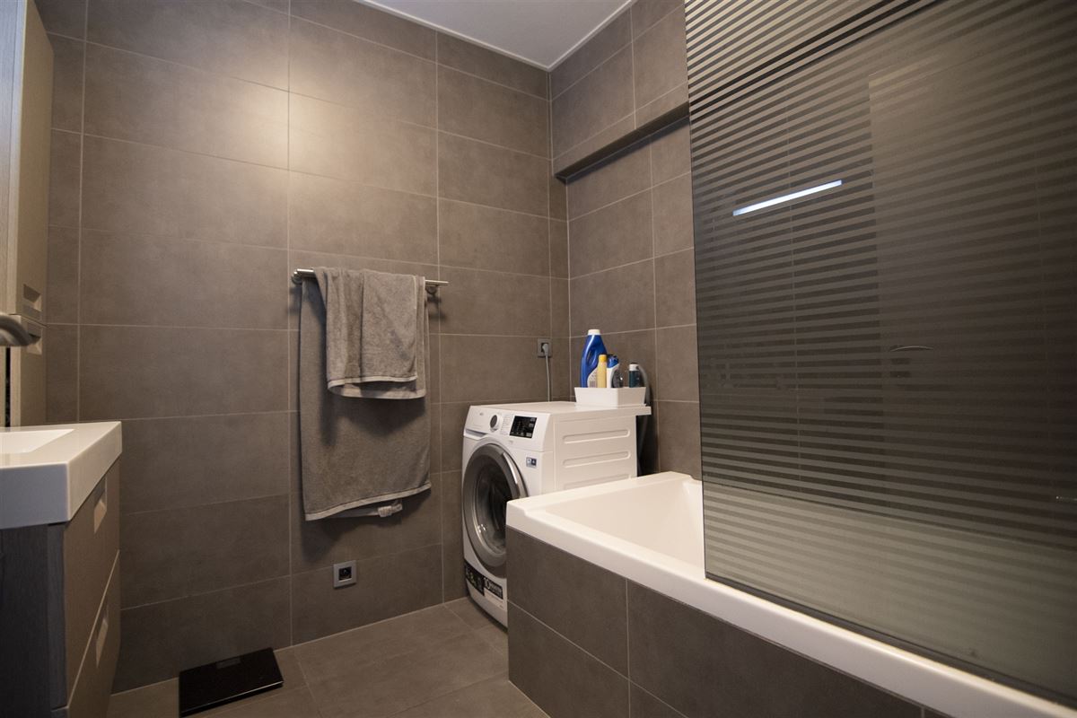 Appartement met twee slaapkamers, terras en garage.