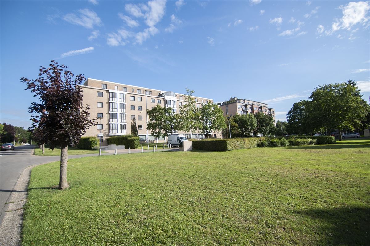 Appartement met twee slaapkamers, terras en garage.