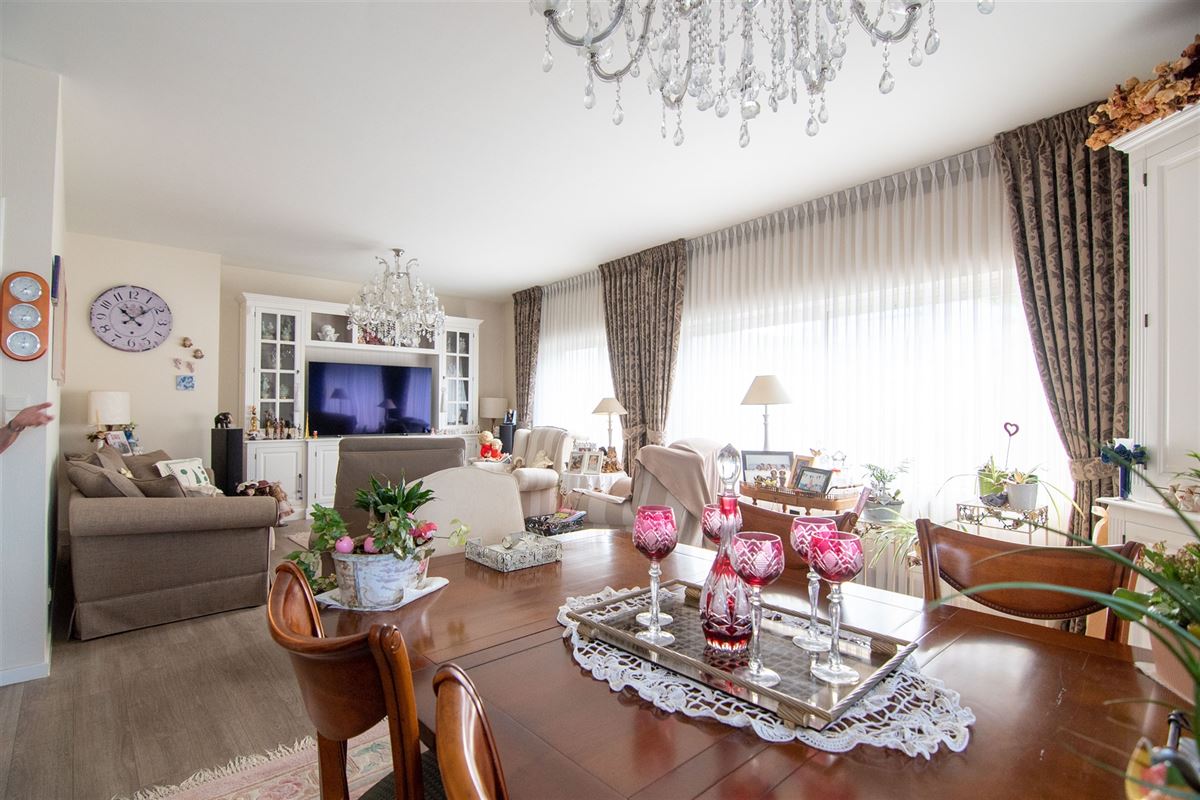 Bijzonder ruim appartement met maar liefst 158 m2 en 3 slpk.