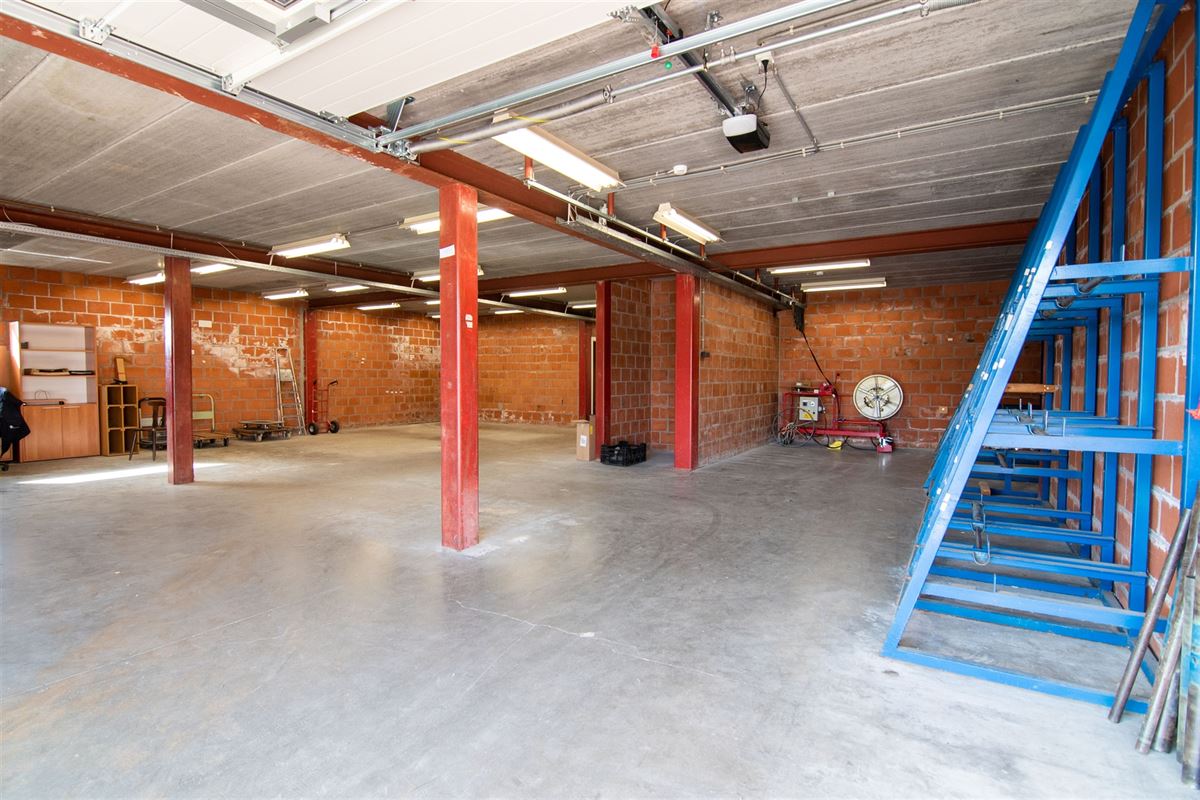 HANDELSGELIJKVLOERS MET MAGAZIJN, KELDER EN GARAGE.