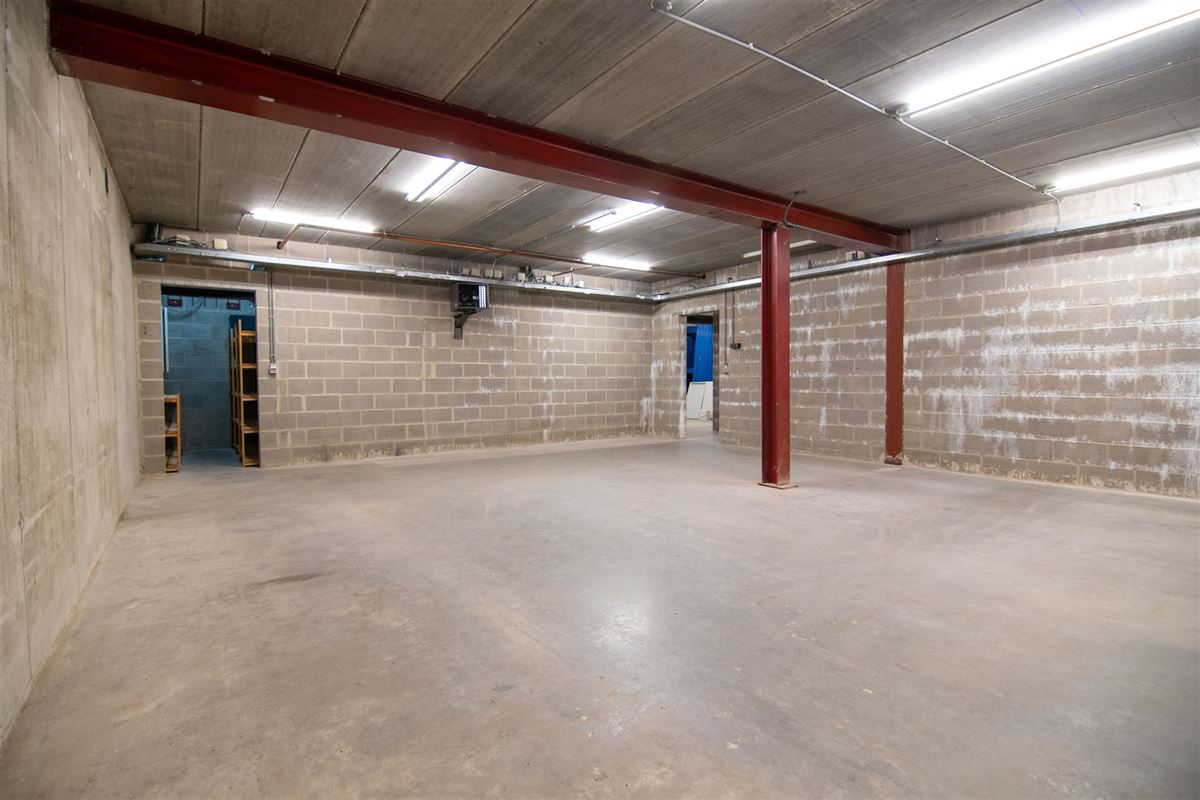 HANDELSGELIJKVLOERS MET MAGAZIJN, KELDER EN GARAGE.