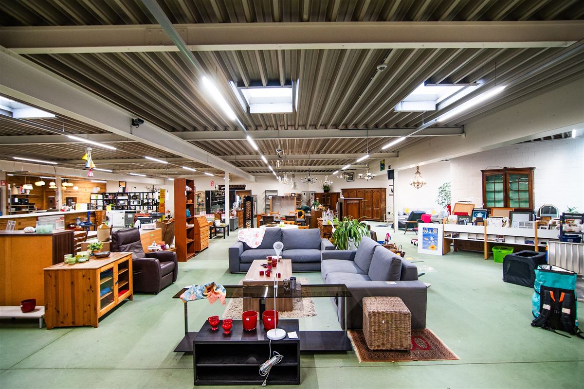 Handelspand van 1.400m2 en 18 parkings, pal in het centrum!