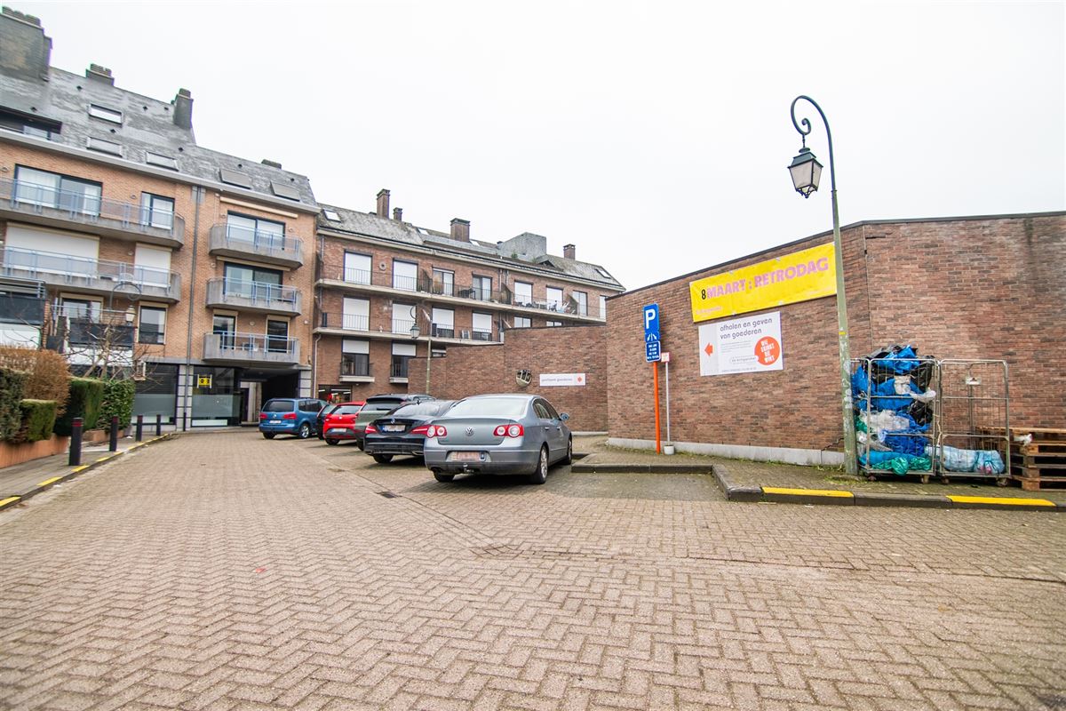 Handelspand van 1.400m2 en 18 parkings, pal in het centrum!