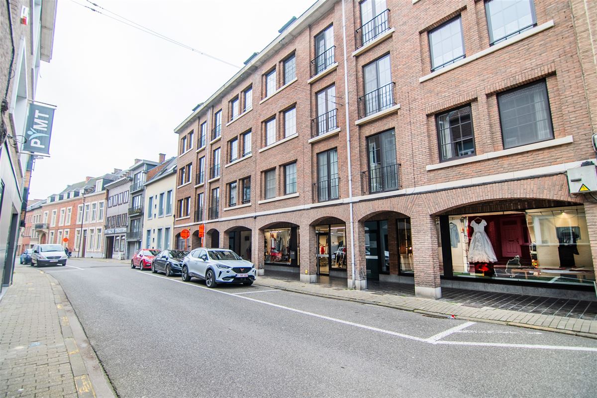 Handelspand van 1.400m2 en 18 parkings, pal in het centrum!