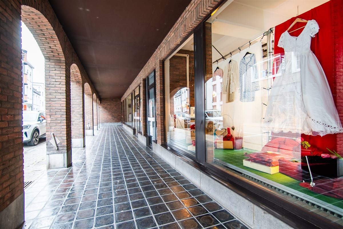 Handelspand van 1.400m2 en 18 parkings, pal in het centrum!