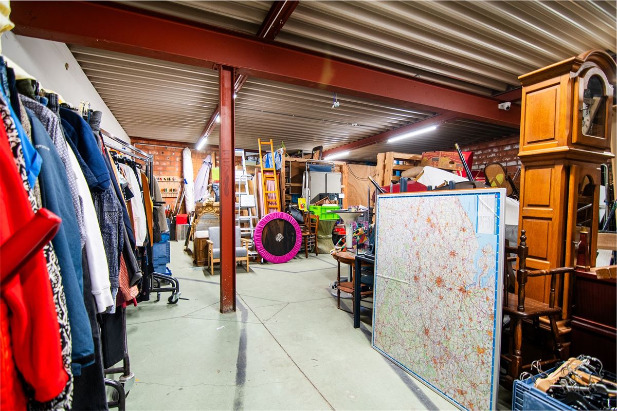 Handelspand van 1.400m2 en 18 parkings, pal in het centrum!