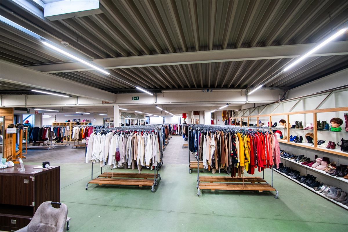 Handelspand van 1.400m2 en 18 parkings, pal in het centrum!