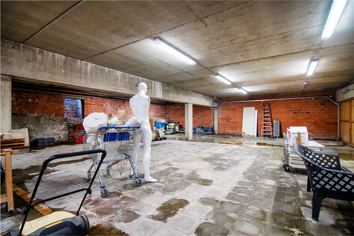 Handelspand van 1.400m2 en 18 parkings, pal in het centrum!