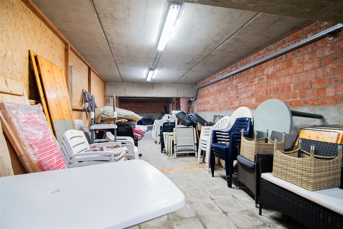 Handelspand van 1.400m2 en 18 parkings, pal in het centrum!