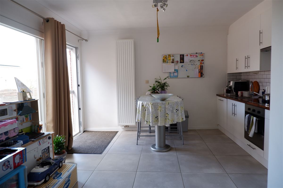 Verhuurde, open bebouwing met drie slaapkamers en ruime tuin