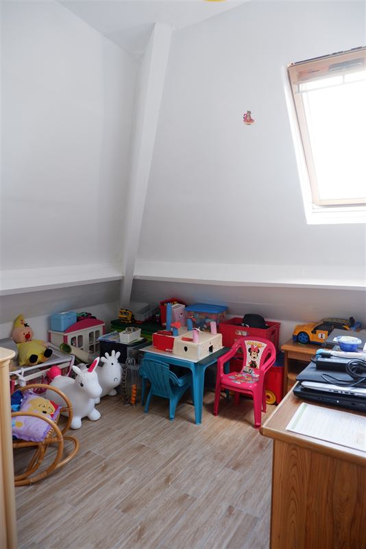 Verhuurde, open bebouwing met drie slaapkamers en ruime tuin