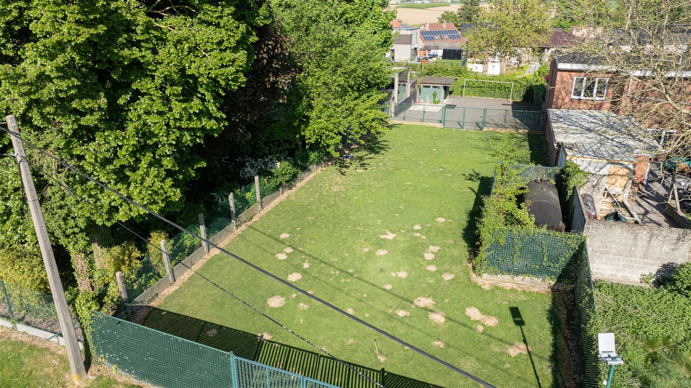 Ruime gezinswoning met naastgelegen grond.