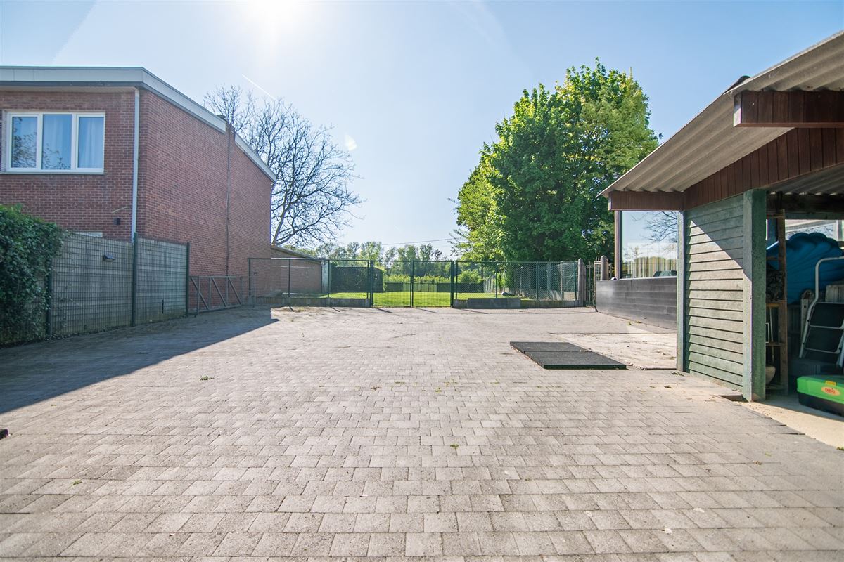 Ruime gezinswoning met naastgelegen grond.