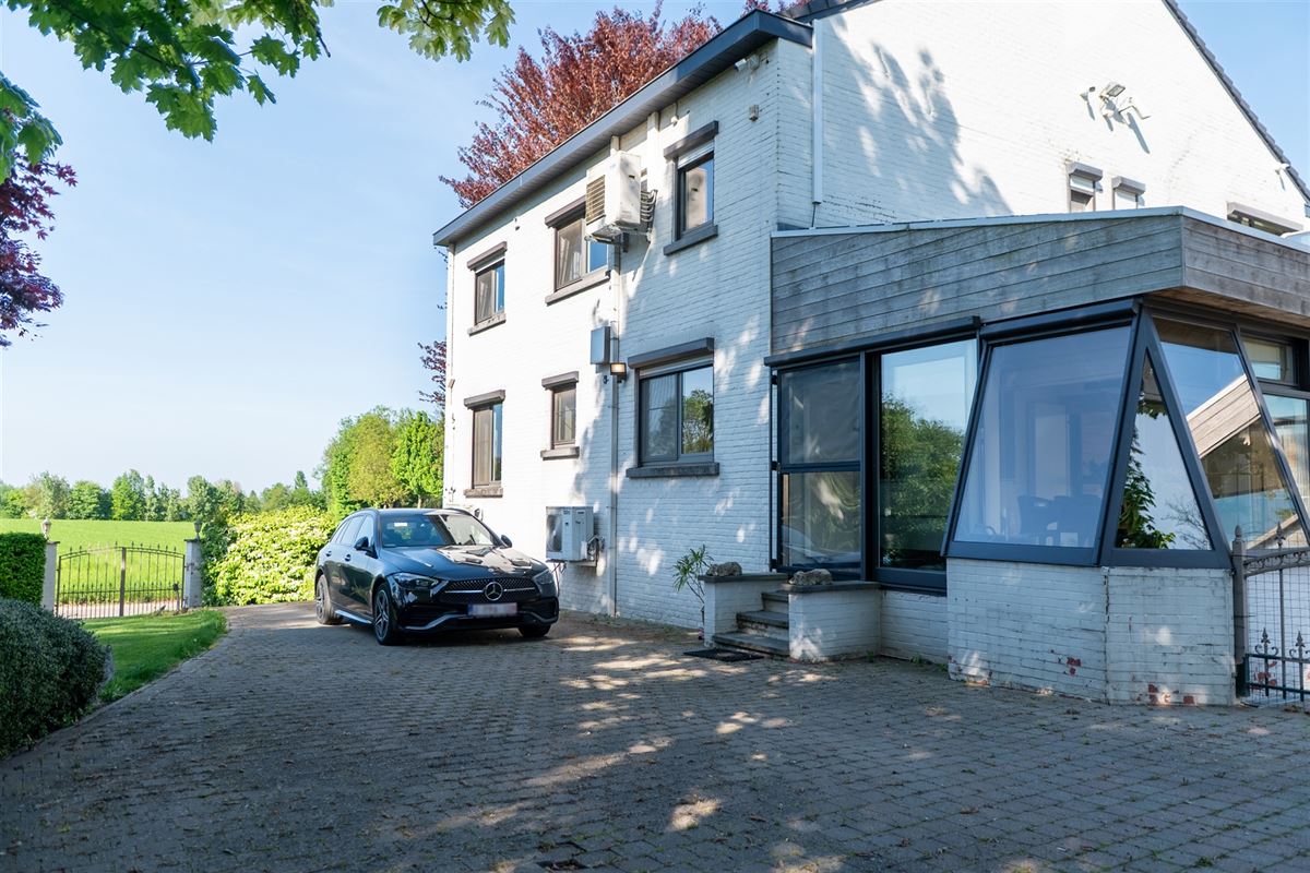 Ruime gezinswoning met naastgelegen grond.