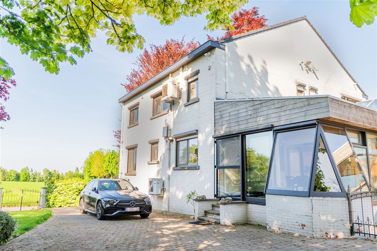 Ruime gezinswoning met naastgelegen grond.