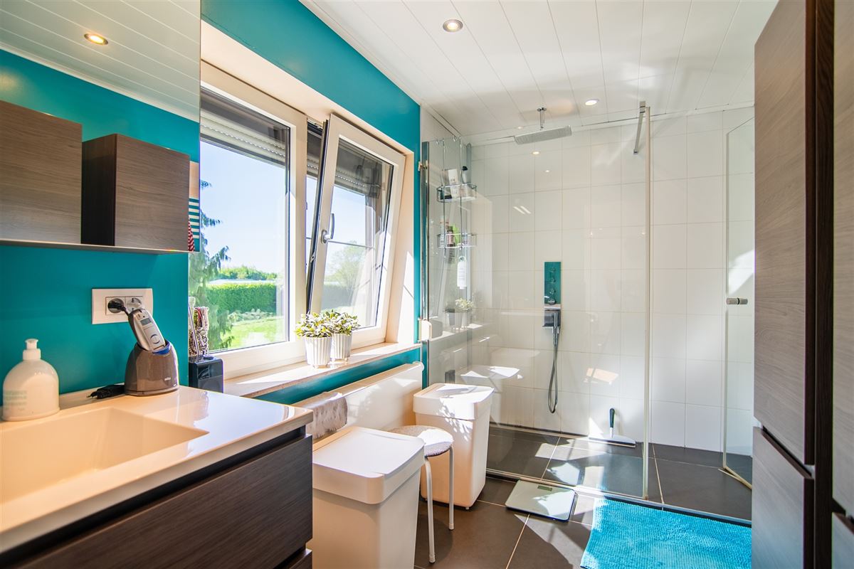 Ruime gezinswoning met naastgelegen grond.