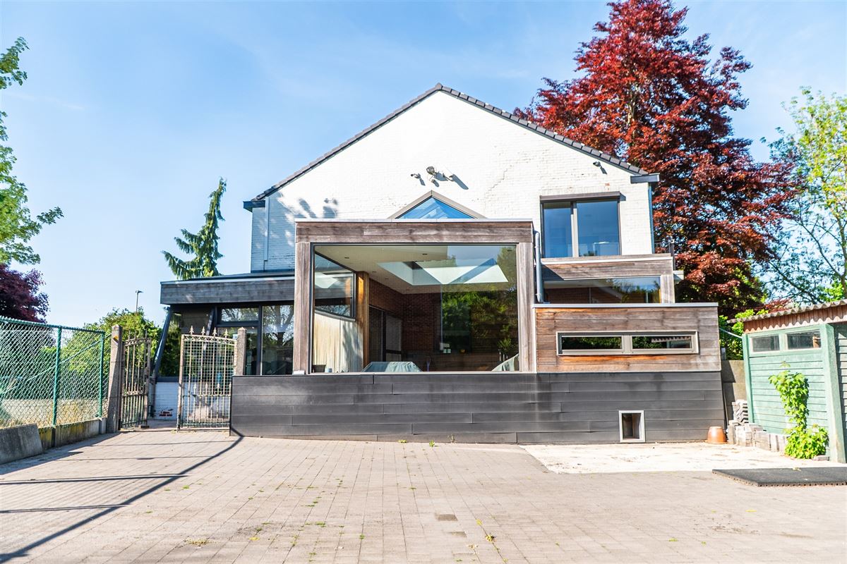 Ruime gezinswoning met naastgelegen grond.