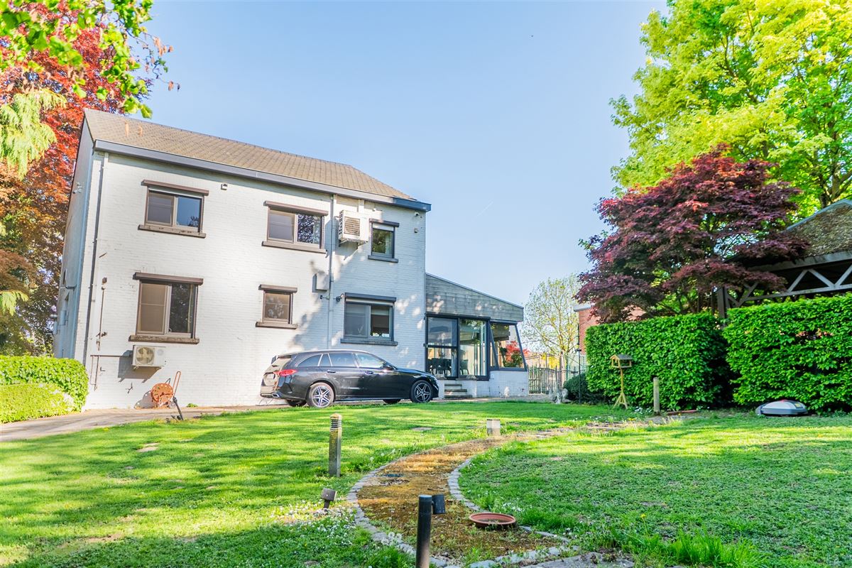 Ruime gezinswoning met naastgelegen grond.