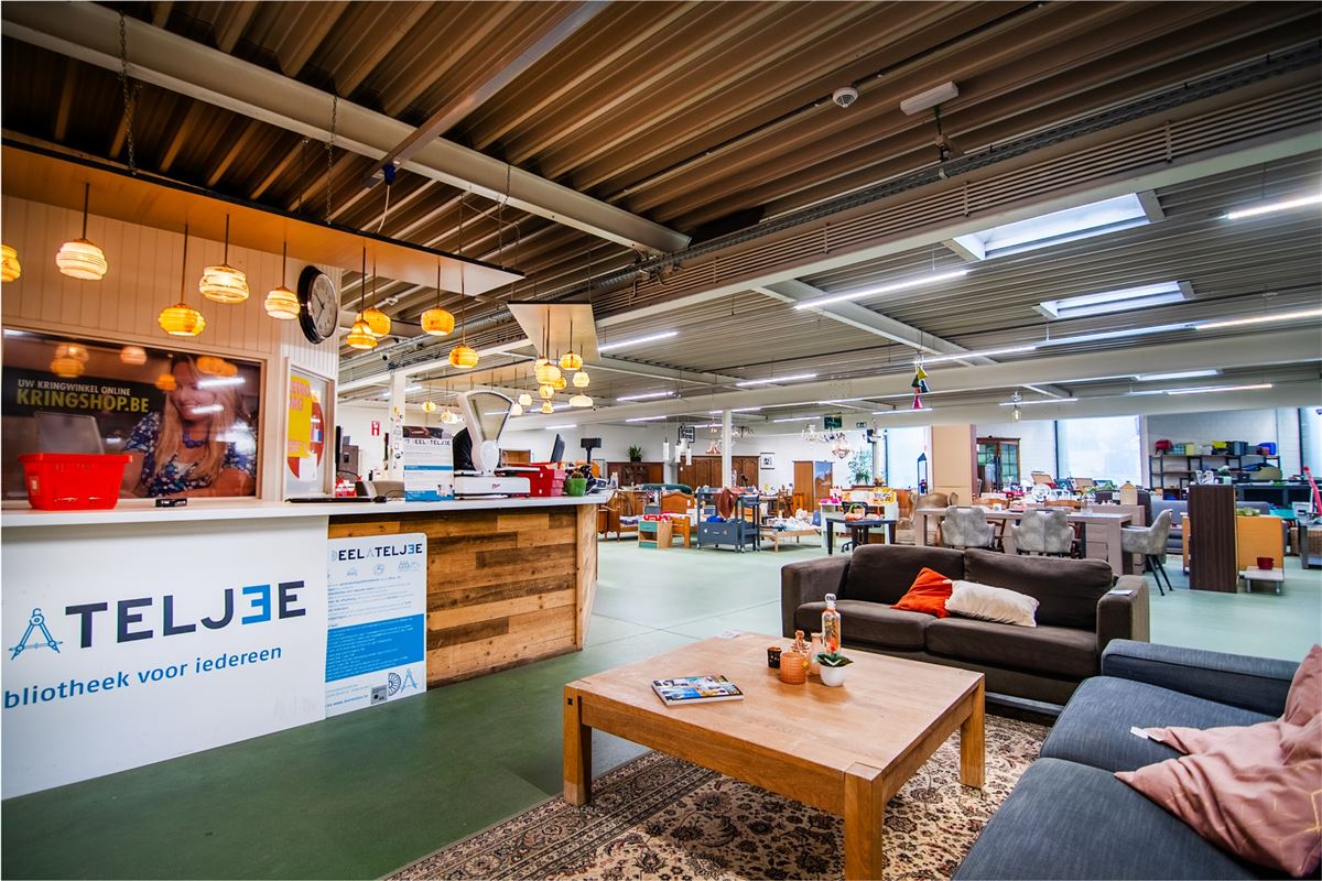 Handelspand van 1.400m2 en 18 parkings, pal in het centrum!