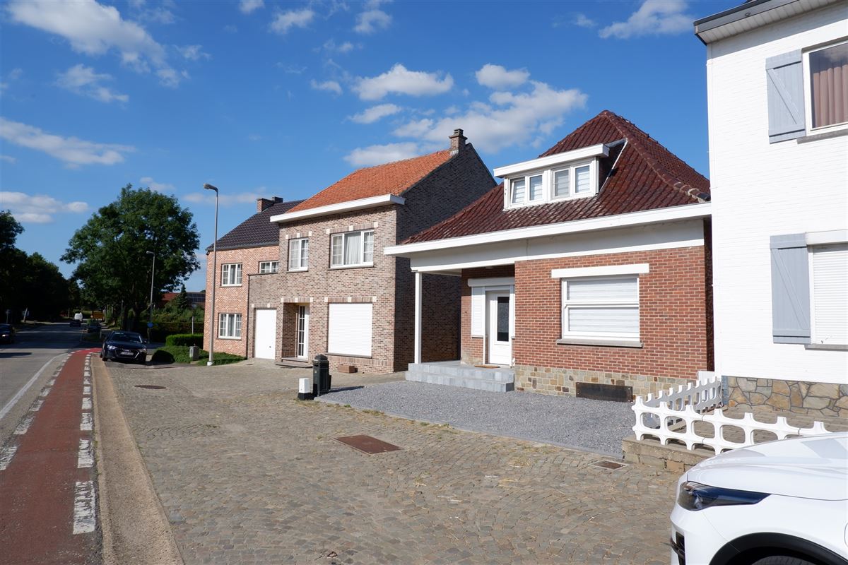 Verhuurde, open bebouwing met drie slaapkamers en ruime tuin