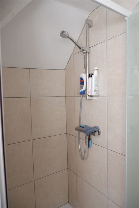 Verhuurde, open bebouwing met drie slaapkamers en ruime tuin