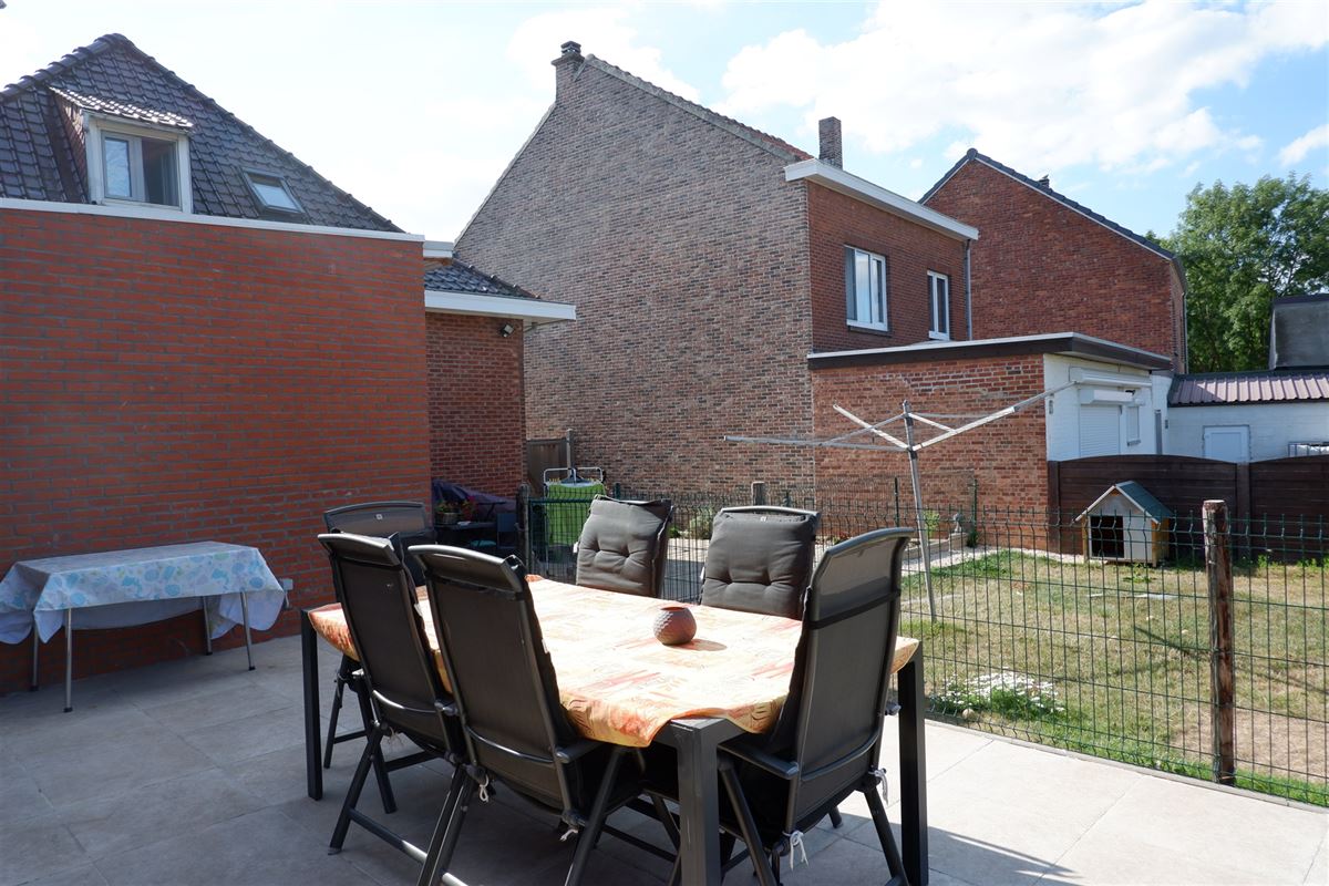 Verhuurde, open bebouwing met drie slaapkamers en ruime tuin