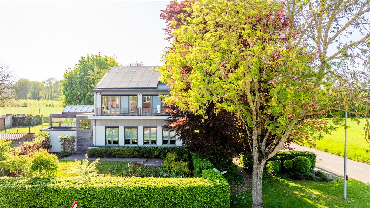 Ruime gezinswoning met naastgelegen grond.