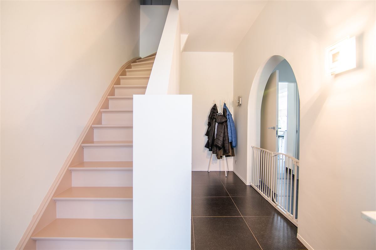 Ruime gezinswoning met naastgelegen grond.