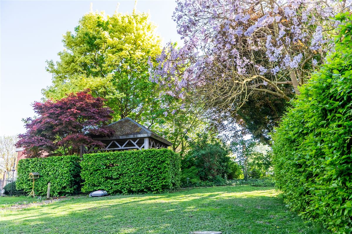 Ruime gezinswoning met naastgelegen grond.