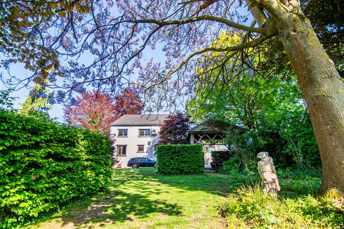 Ruime gezinswoning met naastgelegen grond.