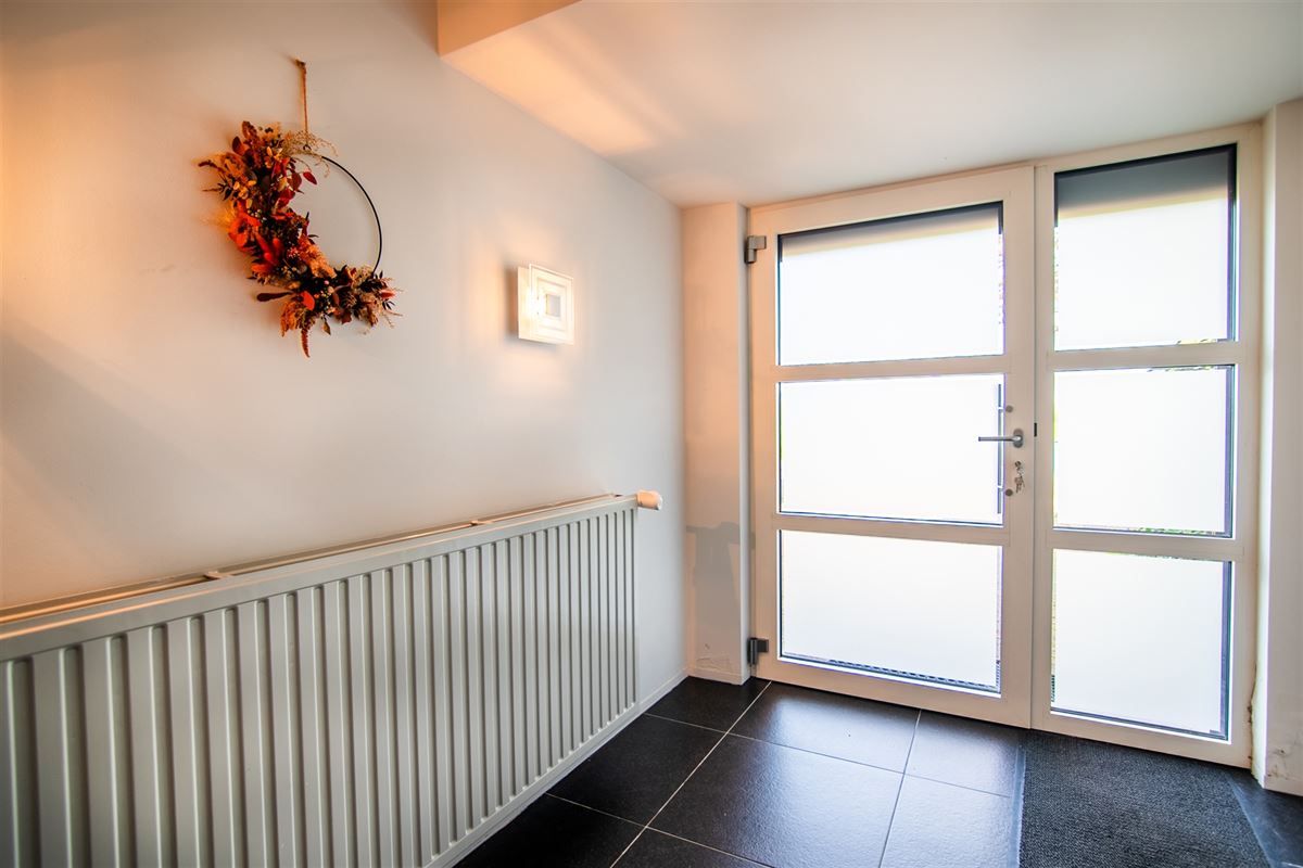 Ruime gezinswoning met naastgelegen grond.